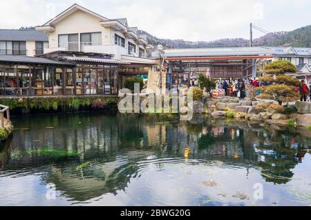 Oshino, Japon- 09Dec2019: Hakkai ou huit mers, se réfère aux huit piscines d'eau qui sont la principale attraction à Oshino Hakkai. Les visiteurs peuvent boire t Banque D'Images