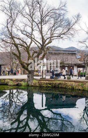 Oshino, Japon- 09Dec2019: Hakkai ou huit mers, se réfère aux huit piscines d'eau qui sont la principale attraction à Oshino Hakkai. Les visiteurs peuvent boire t Banque D'Images