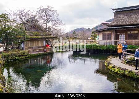 Oshino, Japon- 09Dec2019: Hakkai ou huit mers, se réfère aux huit piscines d'eau qui sont la principale attraction à Oshino Hakkai. Les visiteurs peuvent boire t Banque D'Images