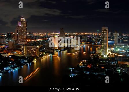 Horizon de Bangkok et de la rivière Chao Phraya la nuit, Thaïlande. Banque D'Images