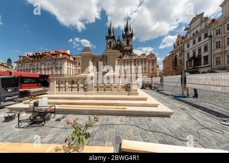 La construction d'une réplique de la colonne baroque de la Vierge Marie du XVIIe siècle s'est poursuivie sur la place de la vieille ville à Prague, en République tchèque, le 27 mai 20 Banque D'Images