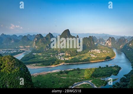 Photo d'une rivière Li serpentant à travers le magnifique paysage de montagne karstique vert, luxuriant et dense de Yangshuo, vu du point de vue de la colline de Xianggong, Banque D'Images