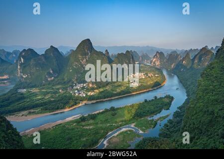 Photo d'une rivière Li serpentant à travers le magnifique paysage de montagne karstique vert, luxuriant et dense de Yangshuo, vu du point de vue de la colline de Xianggong, Banque D'Images