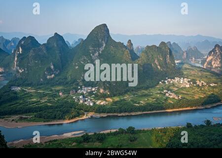 Photo d'une rivière Li serpentant à travers le magnifique paysage de montagne karstique vert, luxuriant et dense de Yangshuo, vu du point de vue de la colline de Xianggong, Banque D'Images