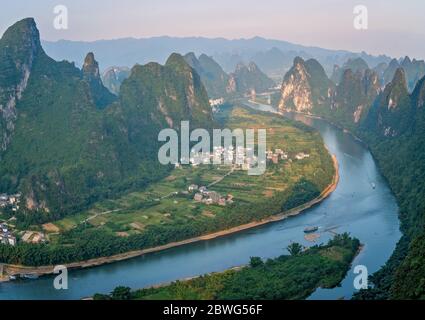 Photo d'une rivière Li serpentant à travers le magnifique paysage de montagne karstique vert, luxuriant et dense de Yangshuo, vu du point de vue de la colline de Xianggong, Banque D'Images