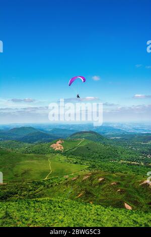 Parapente sur les volcans d'Auvergne vu du sommet du volcan Puy de Dome. Puy de Dôme, Auvergne. France Banque D'Images