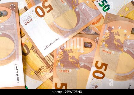 50 billets en euros en configuration sur fond blanc. Billet de banque en euros dans le cadre du système économique et commercial. Gros plan. Banque D'Images