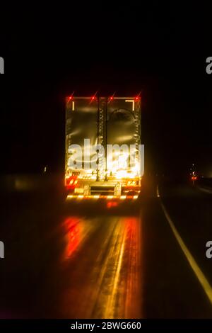 Semi-camion sur l'Interstate 84 au-dessus des Blue Mountains, dans une nuit de novembre pluvieuse, Oregon, États-Unis [aucune autorisation de l'hôtel ; disponible pour licence éditoriale uniquement Banque D'Images