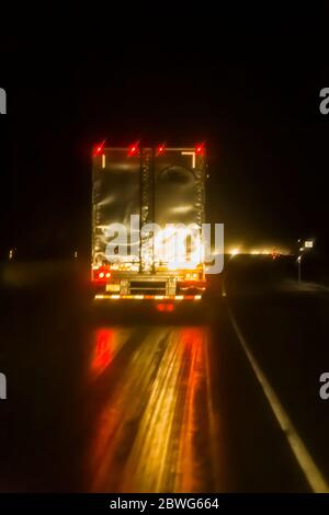 Semi-camion sur l'Interstate 84 au-dessus des Blue Mountains, dans une nuit de novembre pluvieuse, Oregon, États-Unis [aucune autorisation de l'hôtel ; disponible pour licence éditoriale uniquement Banque D'Images