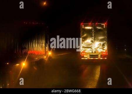 Semi-camions sur l'Interstate 84 au-dessus des Blue Mountains, dans une nuit de novembre pluvieuse, Oregon, États-Unis [aucune autorisation de l'hôtel ; disponible pour licence éditoriale sur Banque D'Images