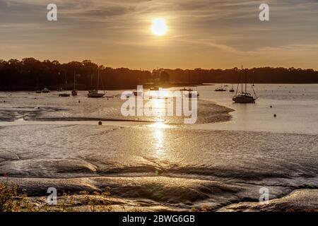 C'est une séquence de 5 images d'un coucher de soleil en France - nous pouvons voir le soleil descendre - nous pouvons également voir un peu la marée montante Banque D'Images