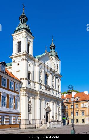 Varsovie, Mazovie / Pologne - 2020/05/10: Façade de l'Église de l'ordre paulinien de Saint-Esprit - kosciol sw. ducha - rue Freta dans la ville historique de New Town Banque D'Images