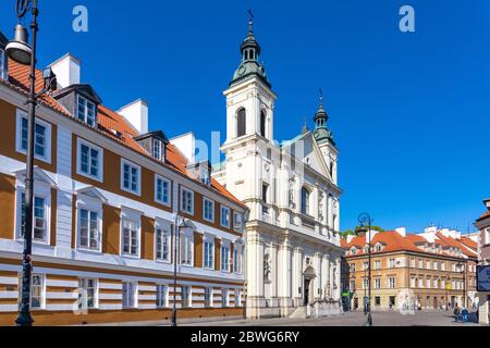 Varsovie, Mazovie / Pologne - 2020/05/10: Façade de l'Église de l'ordre paulinien de Saint-Esprit - kosciol sw. ducha - rue Freta dans la ville historique de New Town Banque D'Images