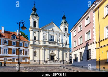 Varsovie, Mazovie / Pologne - 2020/05/10: Façade de l'Église de l'ordre paulinien de Saint-Esprit - kosciol sw. ducha - rue Freta dans la ville historique de New Town Banque D'Images