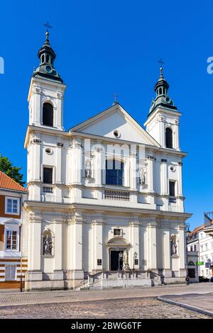 Varsovie, Mazovie / Pologne - 2020/05/10: Façade de l'Église de l'ordre paulinien de Saint-Esprit - kosciol sw. ducha - rue Freta dans la ville historique de New Town Banque D'Images