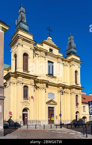 Varsovie, Mazovie / Pologne - 2020/05/10: Façade de l'église de l'ordre franciscain de Saint François - Kosciol SW. Ducha - dans la rue Zakroczymska dans la nouvelle historique Banque D'Images