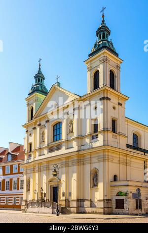 Varsovie, Mazovie / Pologne - 2020/05/10: Façade de l'Église de l'ordre paulinien de Saint-Esprit - kosciol sw. ducha - rue Freta dans la ville historique de New Town Banque D'Images