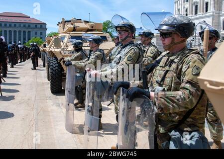 ST PAUL, MINNESOTA, États-Unis - 31 mai 2020 - des soldats de la Garde nationale du Minnesota se trouvent devant le bâtiment du capitole de l'État, à St. Paul, dans le Minnesota, avec leur lot Banque D'Images