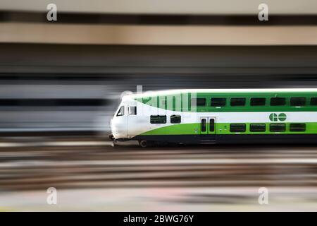 Toronto, Canada - 3 mai 2020 : départ/arrivée de trains Go à la gare Union de Toronto. Banque D'Images