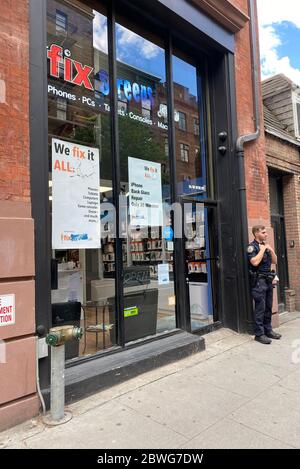 Ne YORK, NY- 1er JUIN : la police à l'extérieur du magasin de Greenwich Village, vandalisé lors de la dernière manifestation de nightÕs à New York le 1er juin 2020. Crédit: Rainmaker photos/MediaPunch Banque D'Images
