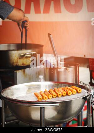 Faire un chourros mexicain traditionnel. Cuisine de rue Banque D'Images