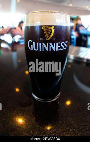 Gros plan sur le verre à bière, brasserie Guinness, Dublin, Irlande Banque D'Images