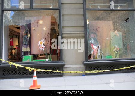 Les vitrines des magasins d'anthropologie ont été écrasées par des vandales et des pillards après une nuit de protestations au sujet de la mort de George Floyd alors qu'il était sous la garde de la police de Minneapolis. 1er juin 2020, 5e Avenue, quartier Flatiron, Lower Manhattan, New York. Banque D'Images