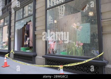 Les vitrines des magasins d'anthropologie ont été écrasées par des vandales et des pillards après une nuit de protestations au sujet de la mort de George Floyd alors qu'il était sous la garde de la police de Minneapolis. 1er juin 2020, 5e Avenue, quartier Flatiron, Lower Manhattan, New York. Banque D'Images