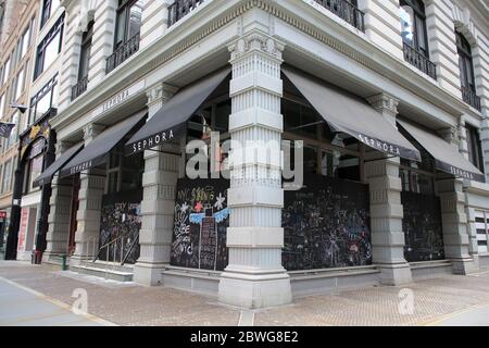 Les vitrines des magasins Sephora sont montés à bord pour se préparer aux vandales et aux pillards potentiels tandis que les protestations contre la mort de George Floyd se poursuivent pendant que la police est en détention à Minneapolis. 1er juin 2020, 5e Avenue, quartier Flatiron, Lower Manhattan, New York. Banque D'Images