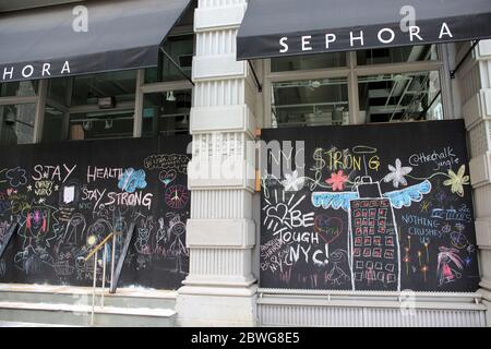 Les vitrines des magasins Sephora sont montés à bord pour se préparer aux vandales et aux pillards potentiels tandis que les protestations contre la mort de George Floyd se poursuivent pendant que la police est en détention à Minneapolis. 1er juin 2020, 5e Avenue, quartier Flatiron, Lower Manhattan, New York. Banque D'Images