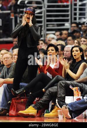 Kim Kardashian, Kanye West, Khloe Kardashian, Kris Jenner et Bruce Jenner regardent le match de la NBA la Clippers contre Denver Nuggets au Staples Center, Los Angeles, Californie. 25 décembre 2012 Banque D'Images