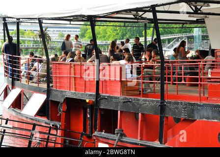 Barge café sur Seine , Paris, France Banque D'Images