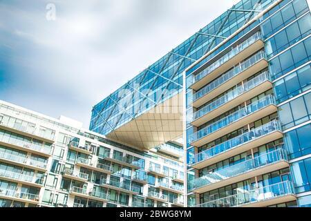 Immeubles d'appartements modernes avec d'immenses fenêtres dans le centre-ville de Toronto, Canada. Banque D'Images