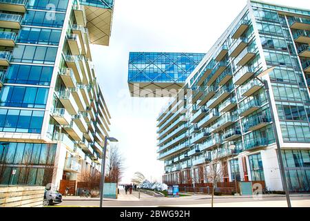 Immeubles d'appartements modernes avec d'immenses fenêtres dans le centre-ville de Toronto, Canada. Banque D'Images