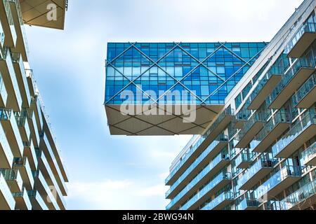 Immeubles d'appartements modernes avec d'immenses fenêtres dans le centre-ville de Toronto, Canada. Banque D'Images