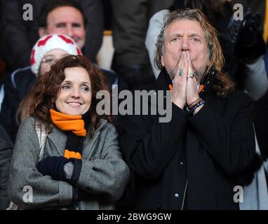 Robert Plant, ancien chanteur de Zeppelin dirigé, est assis avec la chanteuse américaine gagnante des Grammy Patty Griffin, alors qu'elle prend des photos en utilisant un iphone au stade Molineux, la maison de Wolverhampton Wanderers. 4 janvier 2012 Banque D'Images