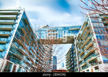 TORONTO - 25 avril 2020 : immeubles d'appartements modernes avec d'immenses fenêtres dans le centre-ville de Toronto, Canada. Banque D'Images