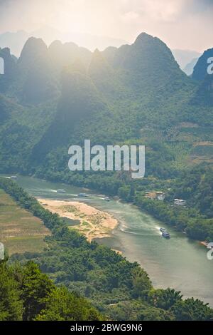 Photo d'une rivière Li serpentant à travers le magnifique paysage de montagne karstique vert, luxuriant et dense de Yangshuo, vu du point de vue de la colline de Xianggong, Banque D'Images