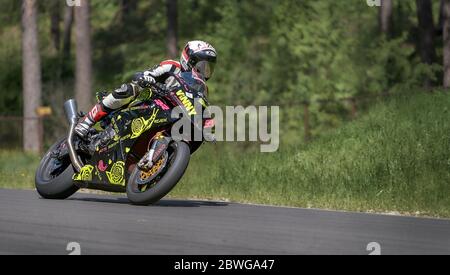 25-05-2020 Riga, Lettonie. Le motocycliste se déplace sur la route, vue de face, gros plan. Banque D'Images