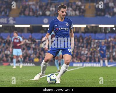 LONDRES, ANGLETERRE - 22 AVRIL 2019 : Cesar Azpilicueta de Chelsea photographié pendant le match de la première ligue 2018/19 entre Chelsea FC et Burnley FC à Stamford Bridge. Banque D'Images