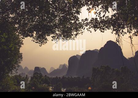 Magnifique paysage de montagne karstique impressionnant à Yangshuo avant le crépuscule lors d'une chaude journée ensoleillée d'été, province de Guangxi, Chine Banque D'Images