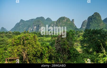 Magnifique paysage de montagne de karst vert, luxuriant et dense à Yangshuo, province de Guangxi, Chine Banque D'Images