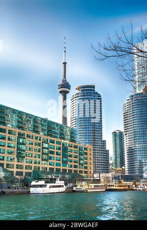 TORONTO - le 25 avril 2020 : Marina et le centre-ville à Harbourfront, à Toronto, en Ontario. Banque D'Images