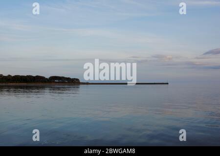 Barry, pays de Galles, la chaussée et point à l'île Barry à l'horizon. Marée haute avec le coucher du soleil et et nuage éparpillés à travers le ciel. Banque D'Images
