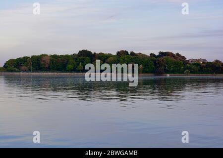 Barry, pays de Galles, la chaussée et point à l'île Barry à l'horizon. Marée haute avec le coucher du soleil et et nuage éparpillés à travers le ciel. Banque D'Images