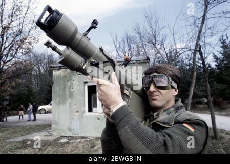 7 mars 1994 pendant la guerre en Bosnie : un soldat musulman bosniaque pose avec un système de missiles de type russe 9K32 Strela-2 SAM à l'aéroport international de Tuzla. Banque D'Images