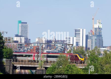 Un train de Cross Country passe devant Leeds Skyline Banque D'Images