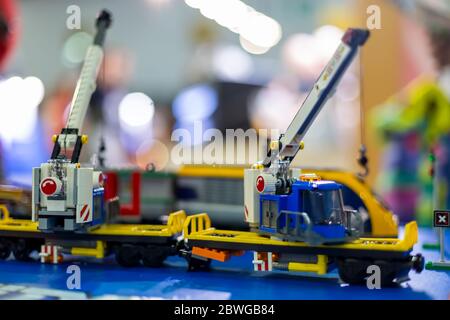 Moscou, Russie - 04 octobre 2019: Jaune électrique lego train avec grues. Fond dans blur Banque D'Images