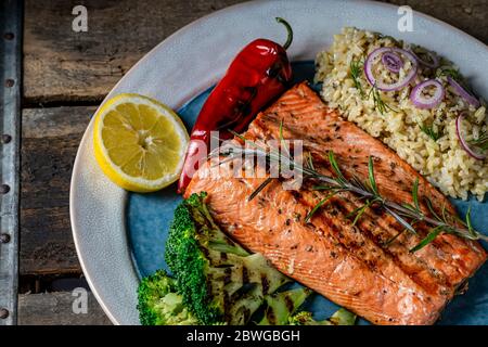 Saumon de l'Alaska grillé au brocoli grillé et au riz. Banque D'Images