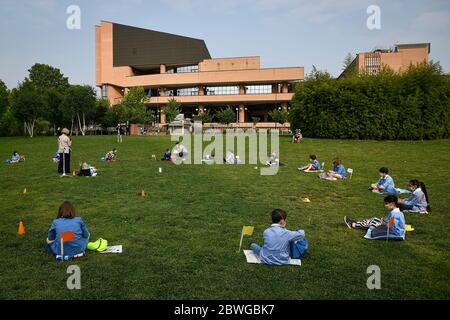 Turin, Italie. 1er juin 2020. TURIN, ITALIE - 01 juin 2020: Vue générale montre les enseignants et les élèves qui garent la distance sociale pendant l'événement 'Noi ci siamo' organisé par une classe d'école primaire pour permettre aux enfants de dire au revoir le dernier jour de l'école en respectant les règles pour contenir l'épidémie de coronavirus COVID-19. Le gouvernement italien n'a pas encore décidé de la date de réouverture des écoles après l'urgence du coronavirus COVID-19. (Photo de Nicolò Campo/Sipa USA) crédit: SIPA USA/Alay Live News Banque D'Images